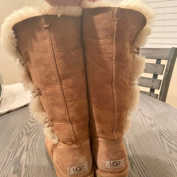 ❌SOLD❌UGG Bailey Suede Triple Button Chestnut Boots - Picture 5 of 6